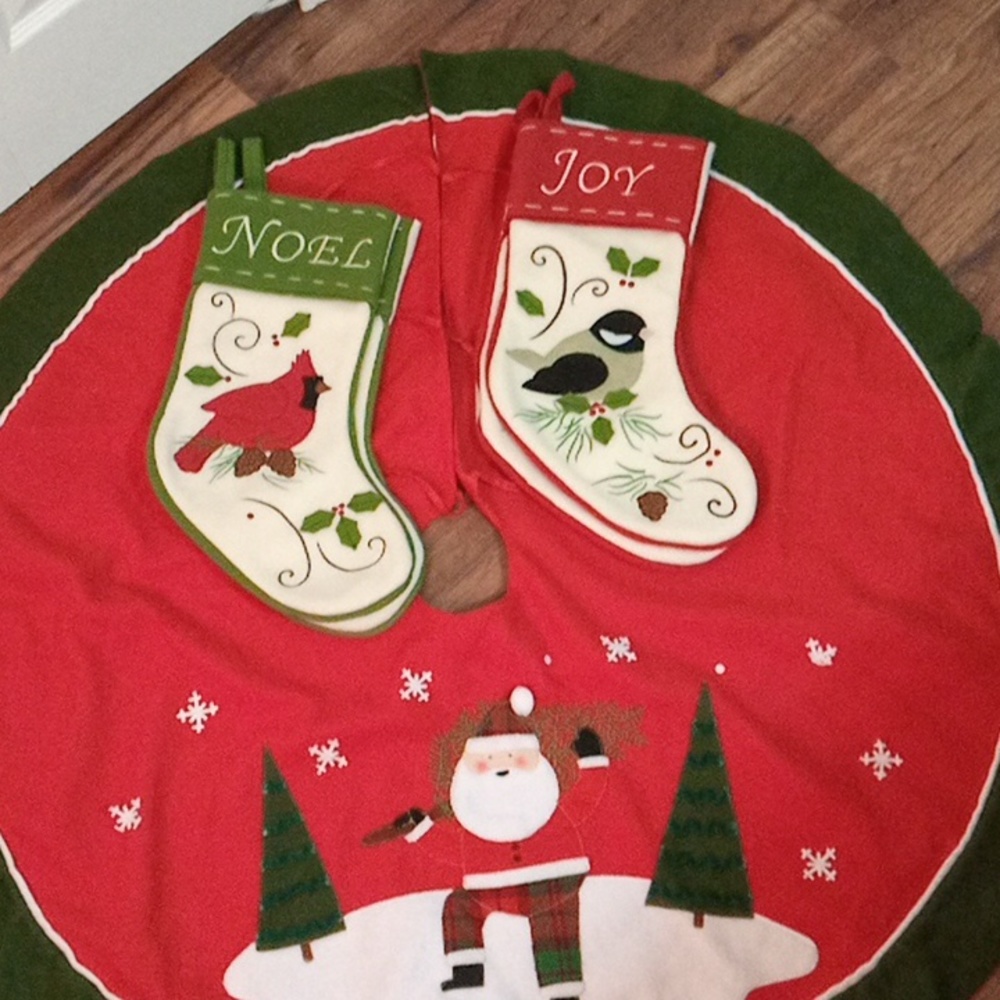 Christmas tree skirt with 4 stockings